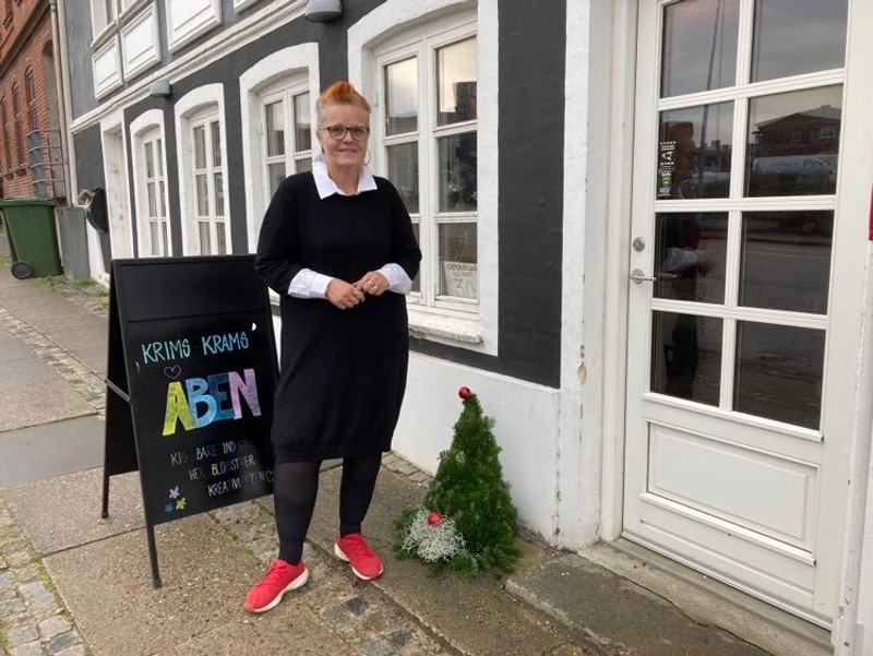 Lone Skov er tovholder i Krims Krams, en kreativ legeplads for voksne, som har fået fine, nye lokaler centralt i Hobro.