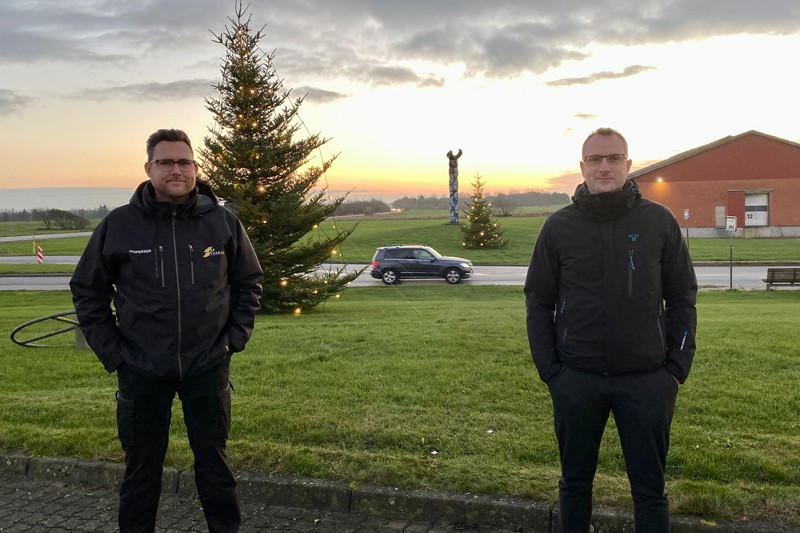 Jonas Jespersen fra Jysk El-teknik (tv.) og direktør Martin Søgaard fra IdealCombi foran de to juletræer, der nu pryder indgangen til Hurup.