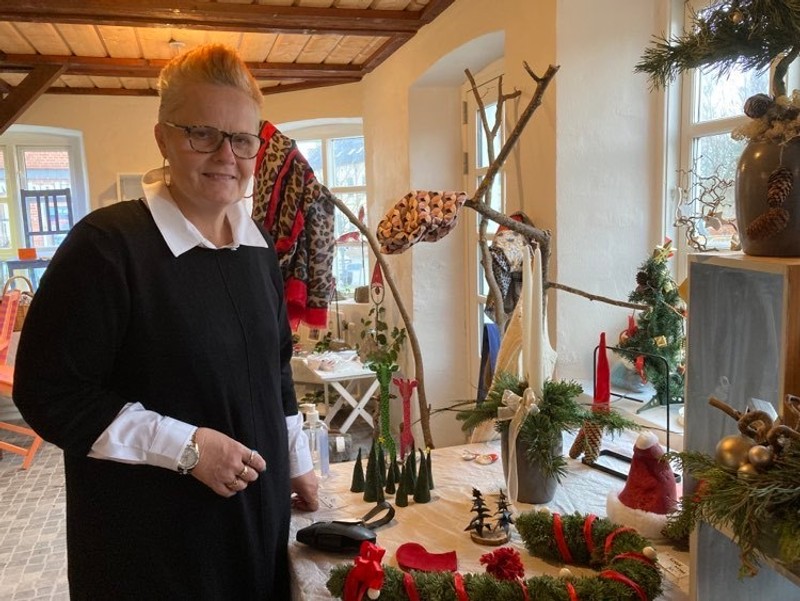 Lone Skov holder af at udfolde sig med mange forskellige materialer. Her er noget af hendes julepynt. I Krims Krams findere du også hjemmelavede kort, decoupage, keramik, ting i genbrugstræ, jernpynt og meget mere. Og et arsenal af dimser og dutter til hobbyarbejde.