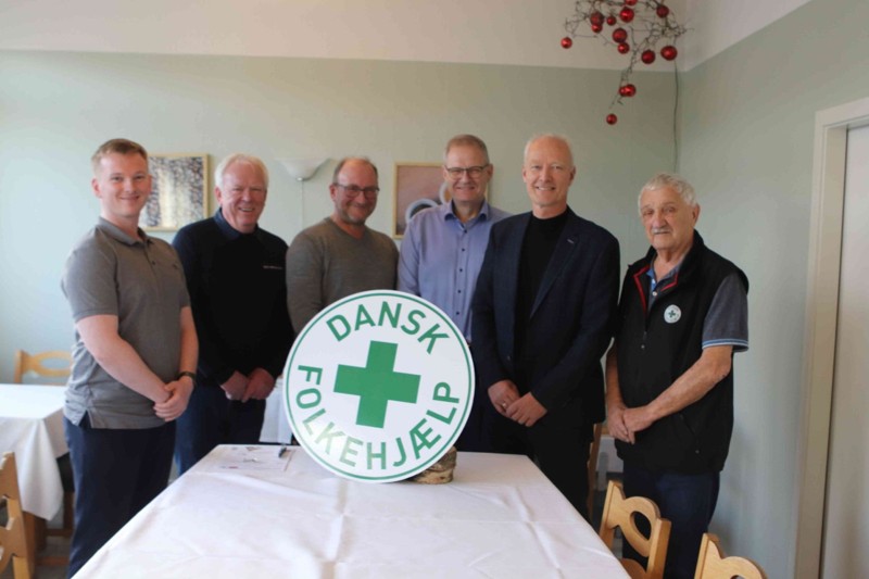 Indsamlingsholdet bestod fra venstre af Emil Volke, MTH Biler, Erland Knudsen, Autocentrum, Jens Peter Hougaard, Kastberg A/S, Klaus H. Frederiksen, Spar Nord Bank Aars, Henrik Dalgaard, landmand, og Ib Jensen, Dansk Folkehjælp Vesthimmerland. Indsamlingen foregik via mobiltelefoner på Kimbrerkroen i Aars.