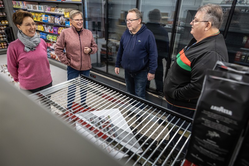 Efter flere måneder uden lokal dagligvarebutik kan en gruppe ildsjæle nu sikre, at der igen bliver en lokal indkøbsmulighed i Vester Thorup. 10. december åbner Nærkøb med købmand Klaus Andersen. Vester Thorup 2. december 2022