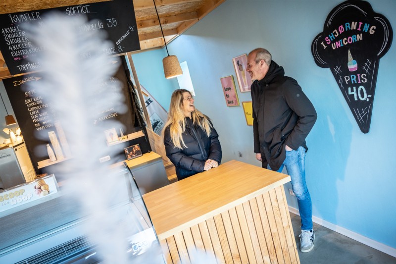 I sommerhalvåret har Lone Kiel Andersen sin daglige gang i iscaféen, der åbnede tidligere på året. Den fine modtagelse blandt byen borgere er blandt årsagerne til, at Lone og Mikael donerer fyrværkerishowet.