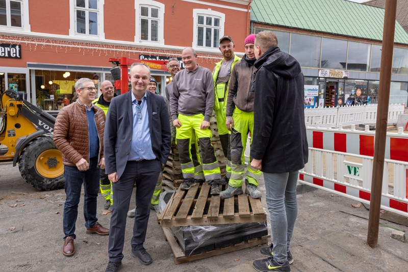 Fra venstre: Lars-Peter Boel (V), byrådsmedlem i Hjørring, Lars Dam, indehaver af Din Tøjmand Christian, arbejdsmænd fra Vennelyst og Jesper Spanner Sørensen, indehaver af værtshuset Bjesken.