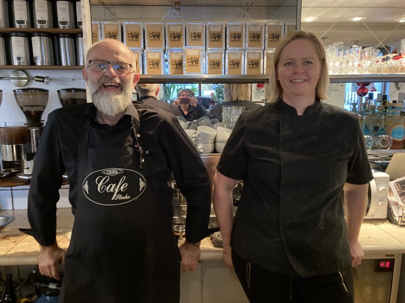 Lars Stæhr er 66 år og har drevet café i 30 år, nu vil han være frivillig natteravn. Her ses han sammen med svigerdatteren Anja Stæhr, der har arbejdet i cafeen som kok.