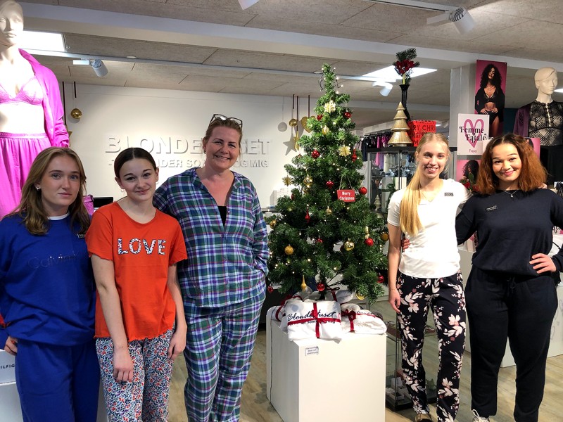 Personalet i Blondehhuset klædt i nattøj og loungewear. Det er Helle Svendsen i den ternede pyjamas..