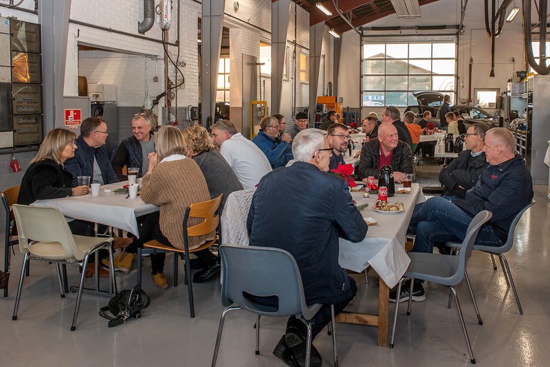 Det nyrenoverede værksted dannede rammen om arrangementet, hvor der var pølsevogn og fadølsanlæg, kaffe og kagemand.