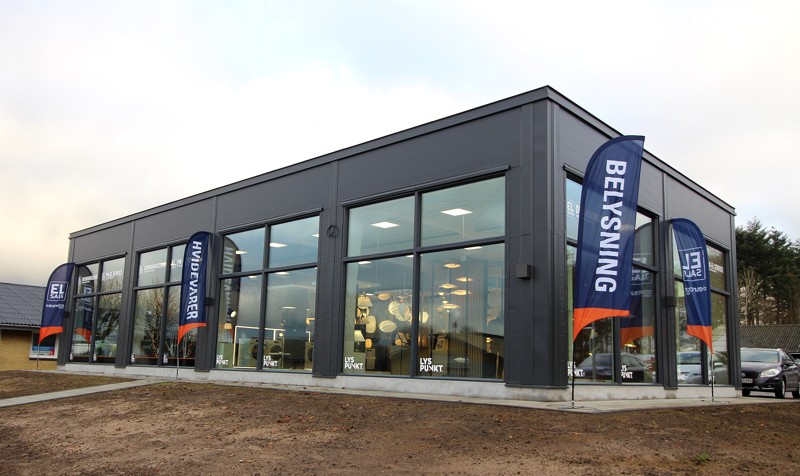 Den nye butiksbygning er nem at få øje på med sin store facade ud mod Østre Ringgade.
