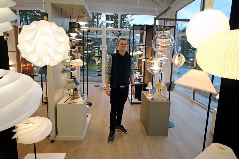 Per Nielsen plejer ikke at sælge lamper, men i den nye butik er der en hel afdeling med lamper.