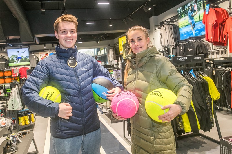 Sportmaster i Aabybro frister blandt andet med vinterjakker fra Columbia. Oliver og Louise har her iført sig et par af de flotte varianter. De to ses desuden med de prisvenlige bolde, der udgør en fin gaveidé.