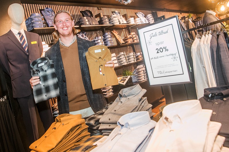 Buksesmeden kører juletilbud på 20 procent. Mads Kjær slår her et slag for butikkens store udvalg af skjorter.