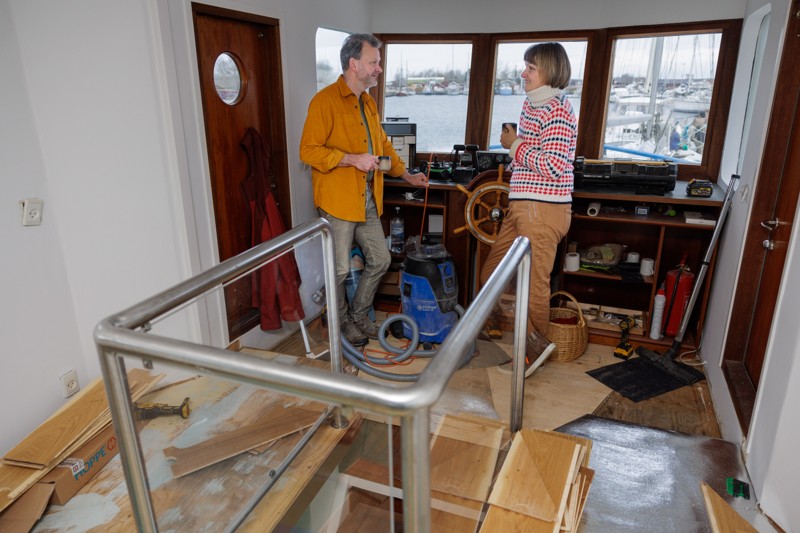 Marianne Mulle og Claus Jensen fra Aalborg skifter 300 m2 landsted ud med 70 m2 husbåd. De byggede om i efteråret og flyttede ind i starten af året.
