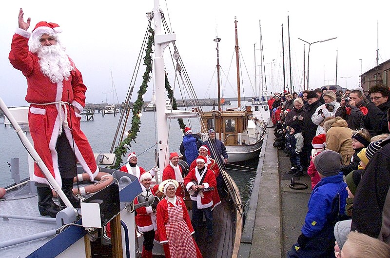 Julemanden og hans besætning anløber Sæby Havn den 10. december klokken 10.