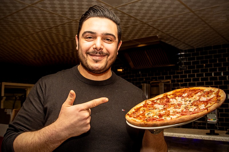 - Selv om de færreste forbinder pizza med julemad, er december årets travleste måned, fortæller Halil Enekci fra pizzeriaet Alanya i Brovst.