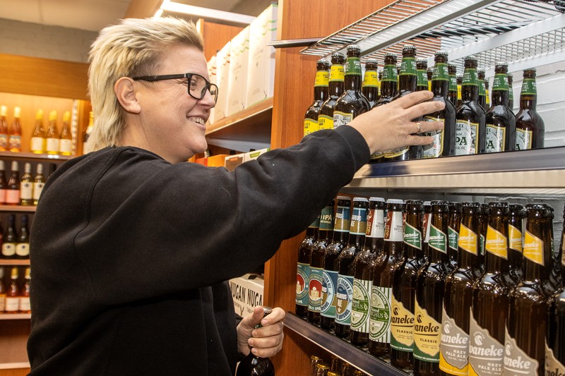 Nu begynder det at ligne en rigtig butik, siger Louise Møller, der glæder sig til et brag af en åbningsfest, når købmanden i Halvrimmen åbner på lørdag.