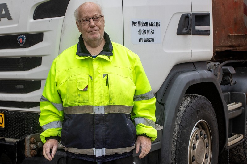 Ole Olsen har arbejdet for Per Kaas siden 1986. Han passer blandt andet vognmandsforretningens saltspreder, men Kaas sælger juletræer i København.