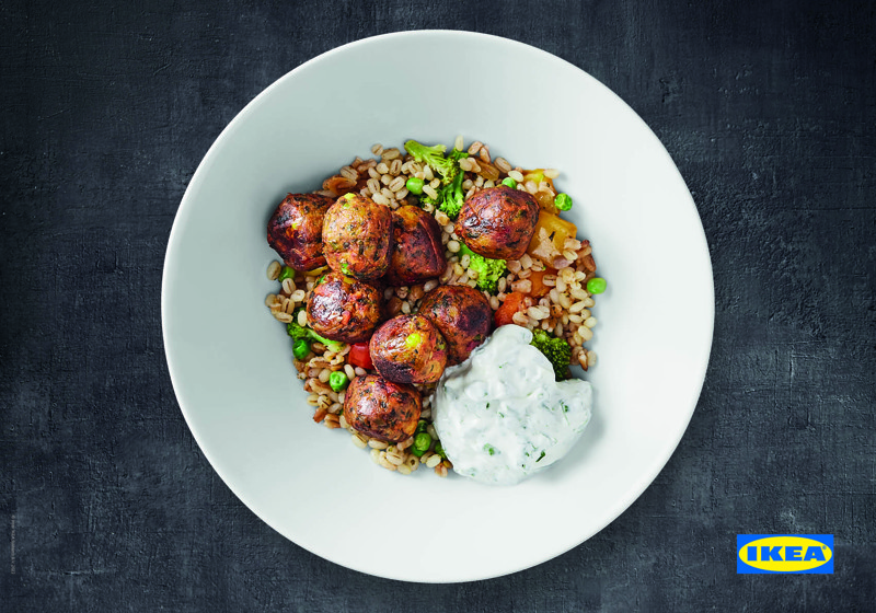 Nyeste veganske tiltag er et par år gammelt. Veganske grøntsagsboller der serveres med pilaf af byg, tomater, broccoli og peberfrugt og plantebaseret yoghurt som dressing.