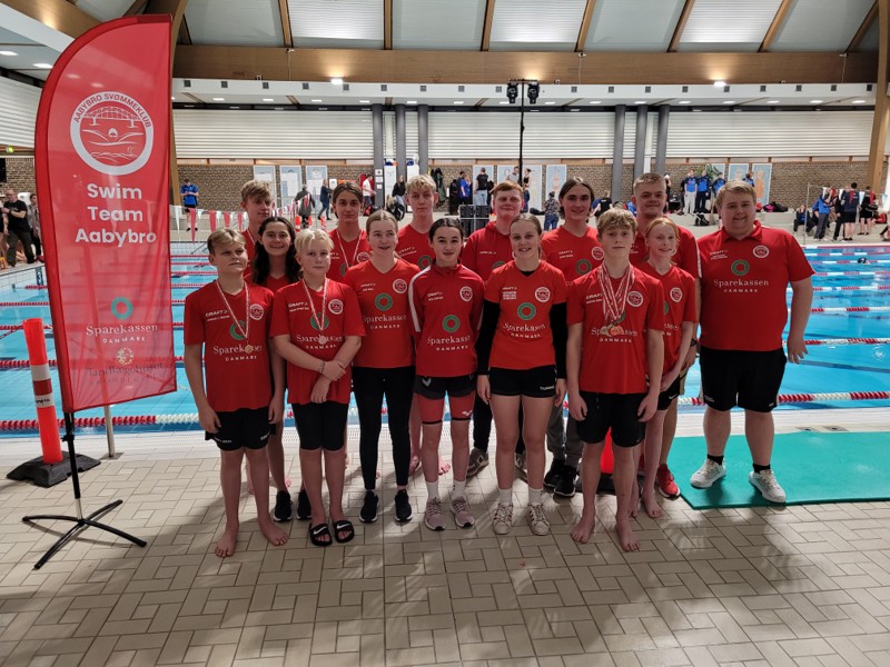 Det blev - igen - til masser af medaljer og personlige rekorder, da 13 svømmere fra Aabybro Svømmeklub deltog i det årlige Aalborg Cup.