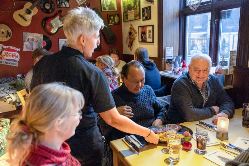 Ulla Østergård havde på forhånd samlet en masse gaver ind til tirsdagens gæster fra det øvrige handels- og næringsliv - og serverede også mad for de cirka 50 fremmødte.