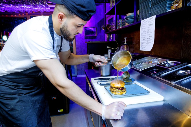 Café Tornhøj vil gerne være gode på burgere og sætter en ære i at bruge gode sovse - som her til bøfsandwichen.