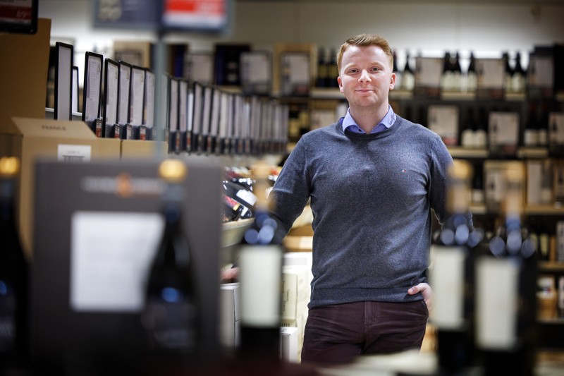 Bobler er ikke kun til midnat. Begynd den perfekte nytårsaften med et glas champagne, anbefaler Daniel Sloth fra Hobro Vinhandel.