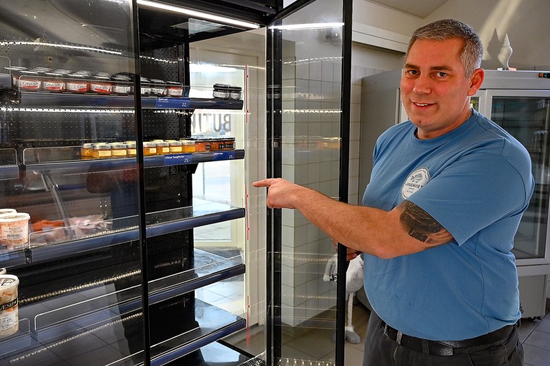 Der er ikke én dåse tilbage på hylderne. Fiskehandler og restauratør Michael Mathiesen er overrasket over den enorme interesse for sure svenske sild.