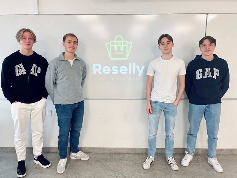 Fra venstre: Theis, Andreas, Noah og Adam fra 2.E klar til fremlæggelse af deres forretningsidé for panelet af lokale erhvervsfolk.