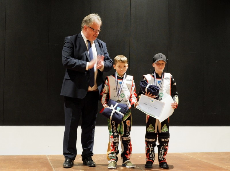 En af de mange idrætspriser, der blev uddelt, gik til Brovst Speedwayklub. Borgmester Mogens Christen Gade overrækker prisen til to speedway-kørere fra Brovst Speedway Club, som har vundet DM i 1. division.