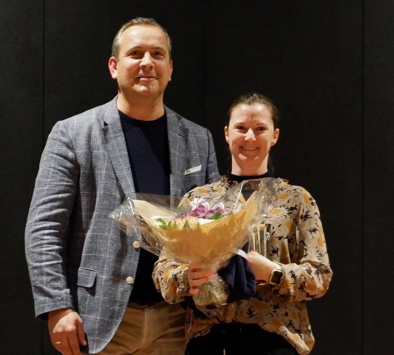 Formand for Folkeoplysningsudvalget, Bøje Lundtoft, overrakte prisen til "Årets Leder", Anitta Bech fra PGU Pandrup.