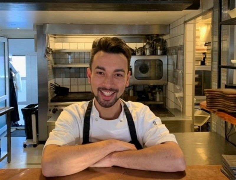 22-årige Tobias Vasant Hansen overtager lokalerne hvor Essens holder til nu og åbner Restaurant Sæson til januar.