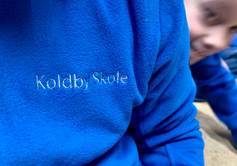 Koldby Skoles navn er broderet på de 96 fleecetrøjer.