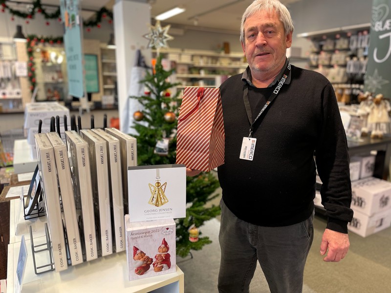 Lars Sørensen, Imerco, viser juleuroen fra Georg Jensen og årets populære nissepar fra Etly Klarborg. I hånden har han årets "hemmelige mandelgave", som er meget populær. På den måde sikrer man, at ingen ved, hvad mandelgaven er.