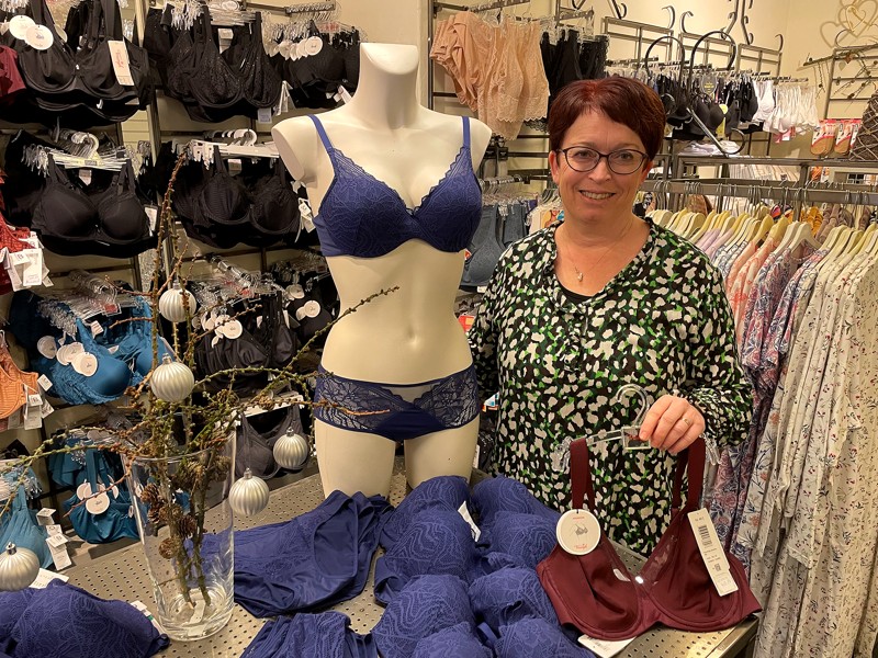 "Kvinder elsker at få et sæt dejligt undertøj i julegave", lyder det fra Susanne Nielsen fra Butik Birit. Årets store farver er bordeaux og blå.
