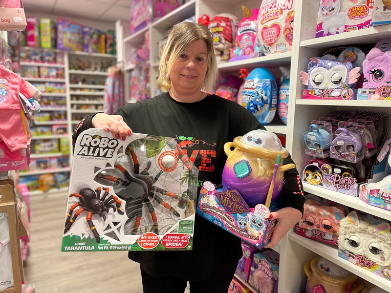 Jeanett Kristiansen fra ThildeLinde viser to julegavehits til børnene; Robo Alive og Magic Mixies.