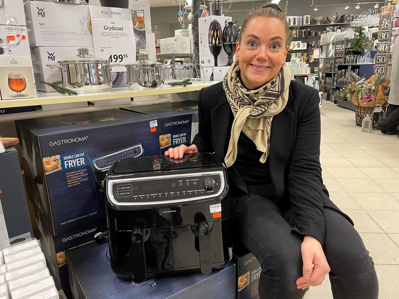 Julie Bernth, indehaver af Kop & Kande i Støvring, med en af de meget populære airfryers.