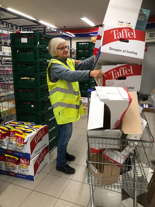 Hanne Dalum samler papkasser til den store presser