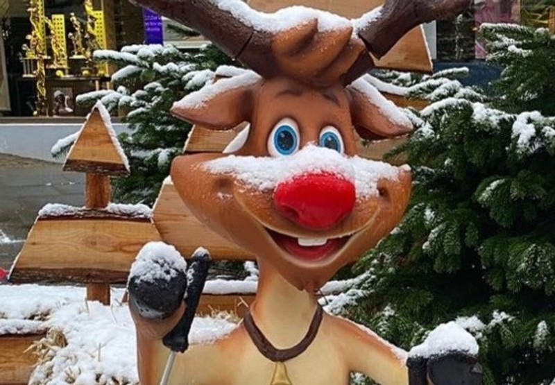 Et rensdyr på ski, som blev stjålet fra sin retmæssige plads i Nykøbings gågade, er i god behold.