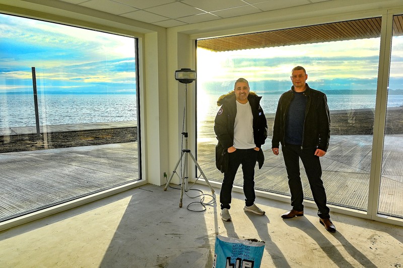 Udsigten fra den 139 kvadratmeter store cafe -bistro bliver 180 graders panorama over Limfjorden.