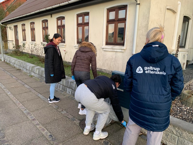På Galtrup efterskole er det vigtigt, at eleverne lærer at tage ansvar for såvel eget liv samt for deres del til fællesskabet -og affaldsindsamlingen tirsdag var et godt initiativ ift. det mål.