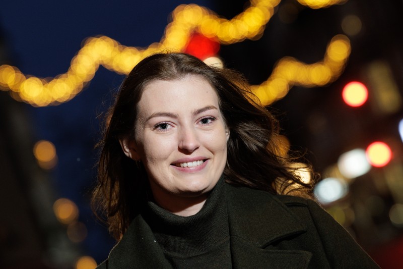 Oprindeligt er Laura Virginie Jersborg Carlsen fra Sjælland, men i år skal hun ikke hjem for at holde jul. I stedet skal hun dele mad ud til økonomisk trængte.