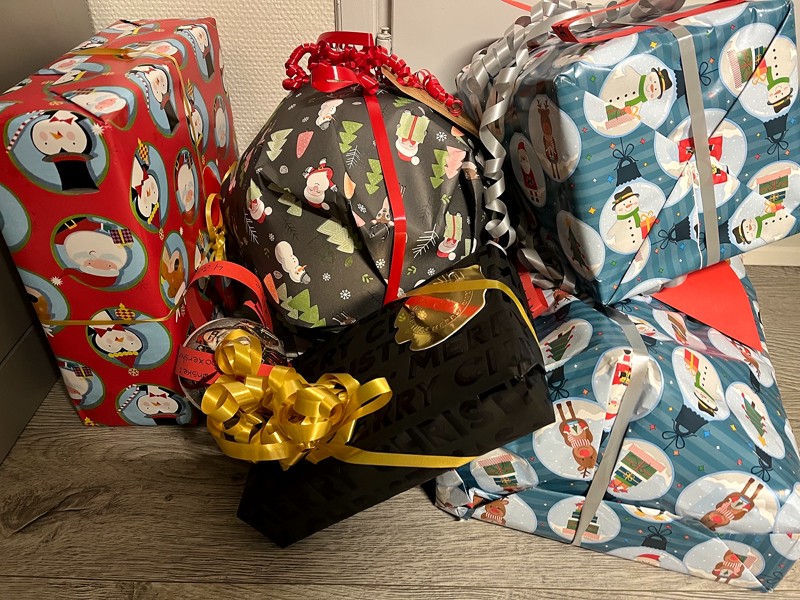 Nu strømmer gaverne ind til Knivholt, så Red Barnet kan dele dem ud inden jul.