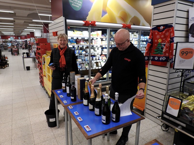 Det er en meget aktiv bestyrelse, der gerne hjælper til med udskænkning af Champagne og portvin.