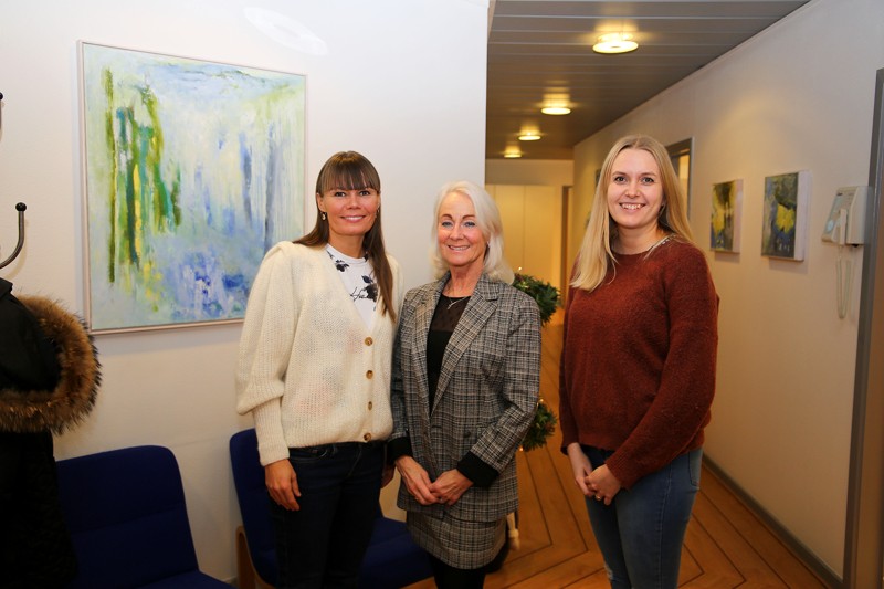 Gitte Strøm flankeret af hendes efterfølgere, tandplejer Kristina Friis og tandlæge Anne Christensen. <i>Foto: Hans Sejlund</i>