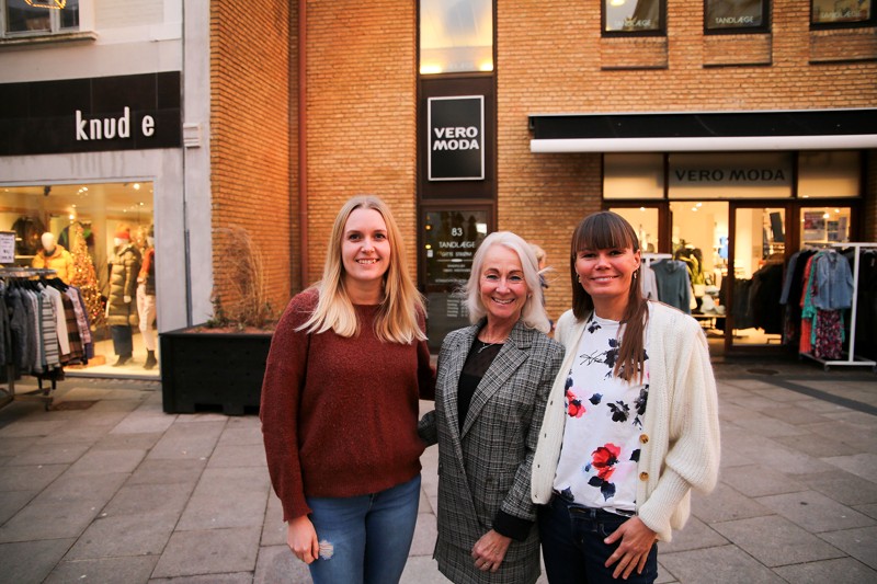 Anne, Gitte og Kristina foran tandlægeklinikken, der ligger over Vero Moda i gågaden i Frederikshavn.