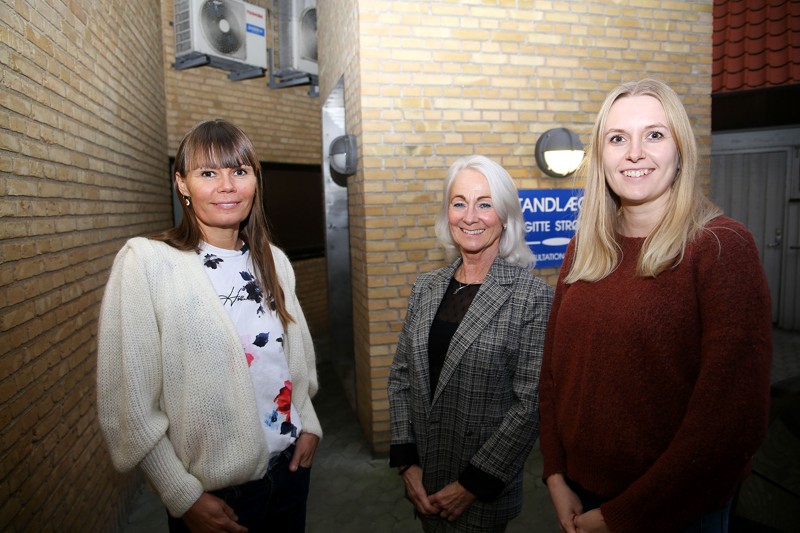 I gården bag klinikken er der kundeparkering og direkte elevator-adgang til tandlægeklinikken.