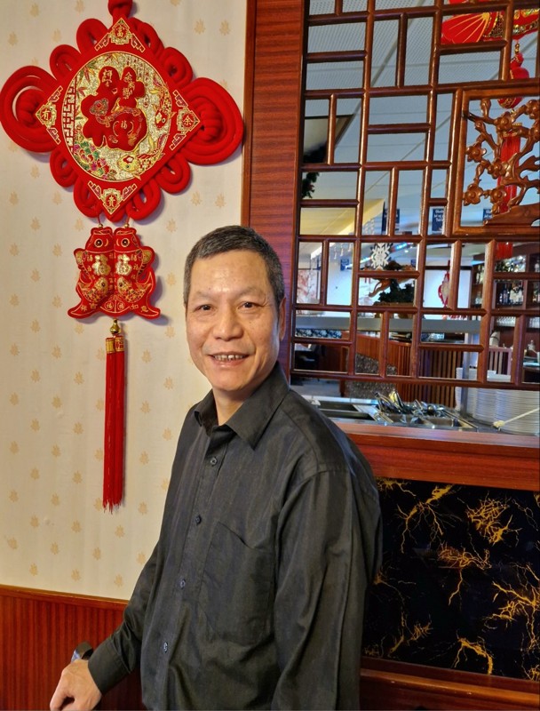 Restaurant Fu Lin er blevet en institution i Hobro, siden Feng Ren Wei kom til. Nu fejrer familien og han stedets første 10 år med et særligt tilbud i julemåneden. 