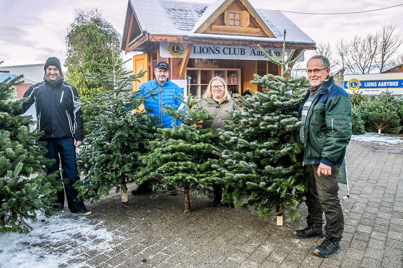 Lions Aabybro sælger også i år juletræer på torvet i Aabybro Centret. Fra venstre er det Robert Pedersen, Jan Pedersen, Lena Pedersen og Lorents Bentzen.