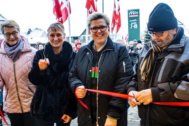 Den symbolske snor blev klippet af Lene Nielsen fra Øland, kommunalbestyrelsesmedlem Helle Bak Andreasen, købmand Louise Møller og Kjeld Jensen fra Arentsminde.