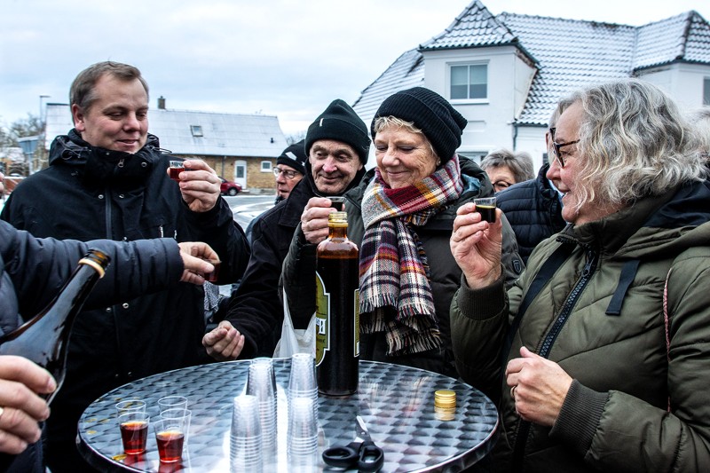 Halvrimmen-borgerne fejrede den ny købmand med en lille en til halsen fra morgenstunden.