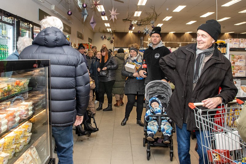 Køen ved kassen var alenlang, så der var god tid til en snak. Og snakken er hele meningen med en lokal købmand, mener de i Halvrimmen.