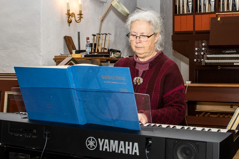 Siden september har Hanne-Pia Højrup Knudsen spillet til gudstjenester i Haverslev kirke på et elektrisk klaver. Det er slut, når kirkens nye orgel indvies søndag.